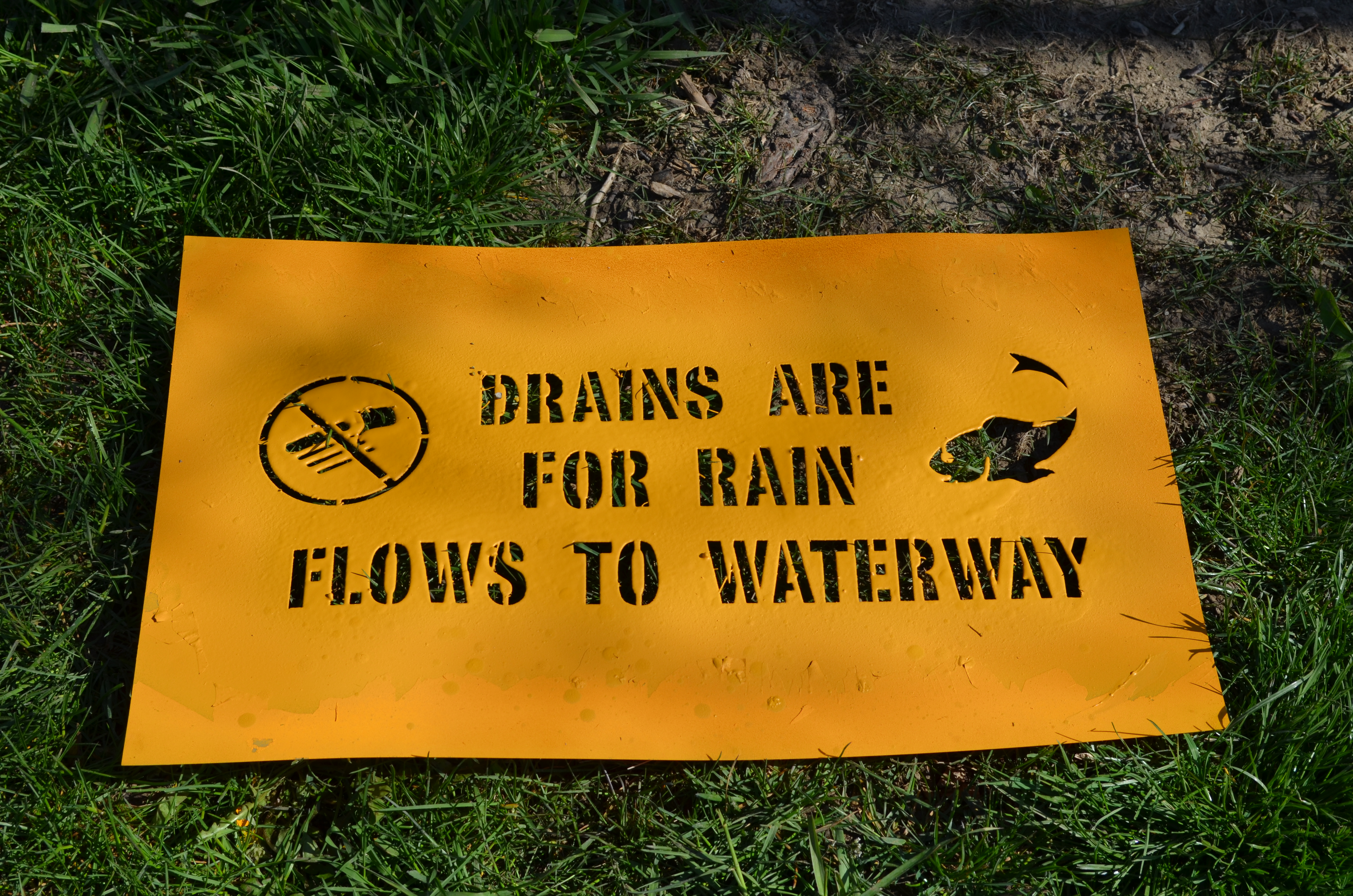 Yellow paint alerts us to keep 
drains clear! 
<p>Storm Drains get spray painted with the message 
“Drains are for Rain, Flows to Waterway”.</p>